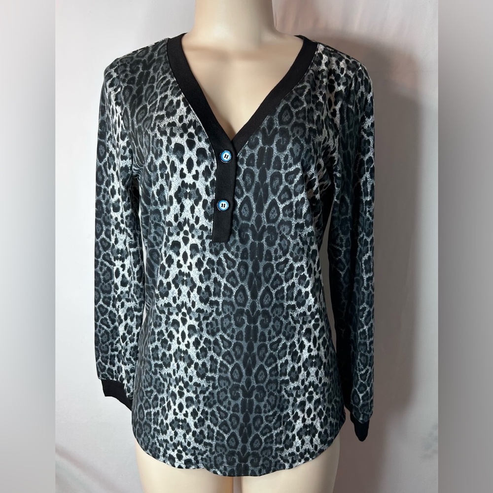 NWT LA SHEN Women’s Leopard print V-Neck button down Camo Long Sleeves Size S